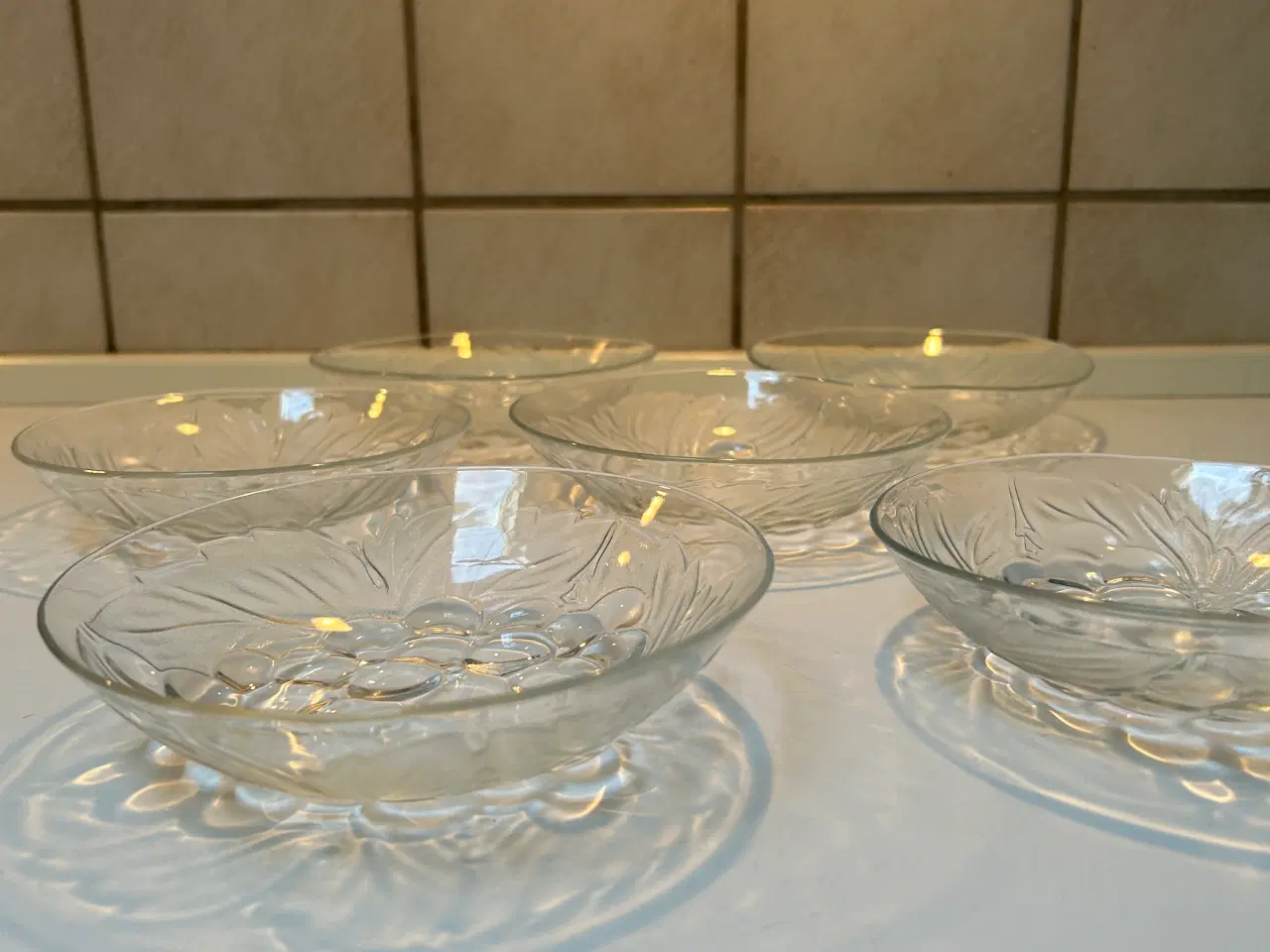 Billede 3 - 6 stk. Is assietter i glas med drue motiv