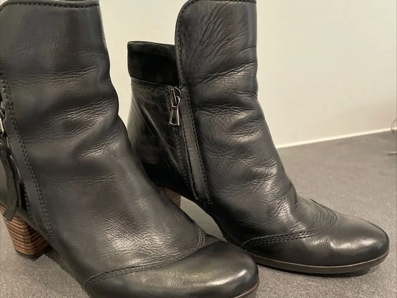 Billede 1 - Sorte klassiske korte støvler str 37 