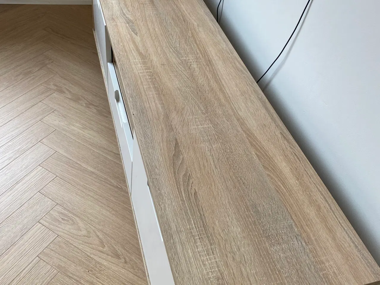 Billede 3 - TV bord i laminat 