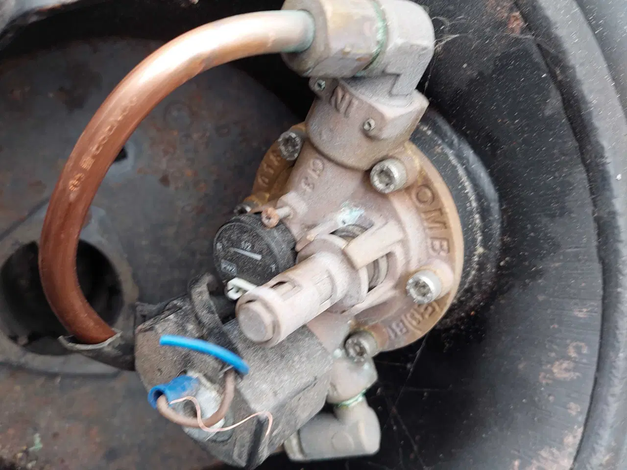 Billede 2 - Gastank der har været monteret i bilens hjulbrønd.