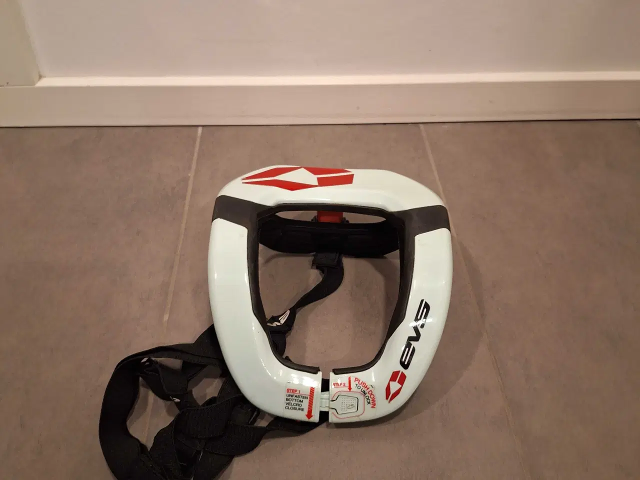 Billede 1 - Nakkekrave evs r4