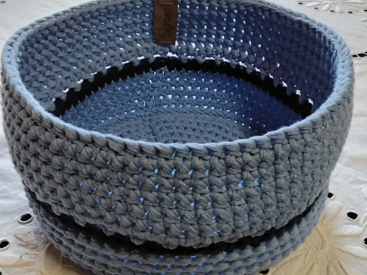Billede 3 - Smuk hæklet brødkurv Ø ca 23 cm - ny - håndlavet