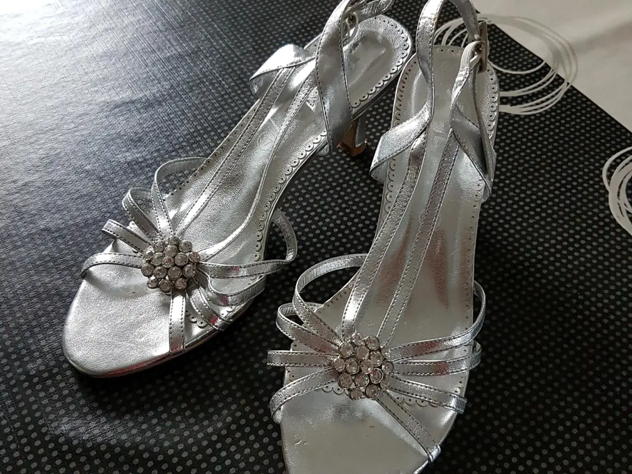 Billede 1 - Flotte sandaler i sølv, Lilly