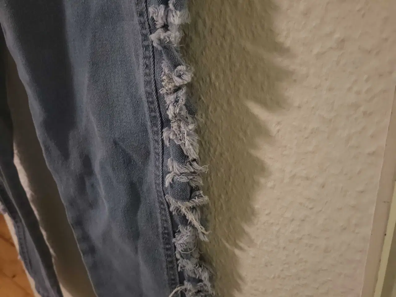 Billede 8 - Mellemblå Cowboybukser Med Huller I Siden 