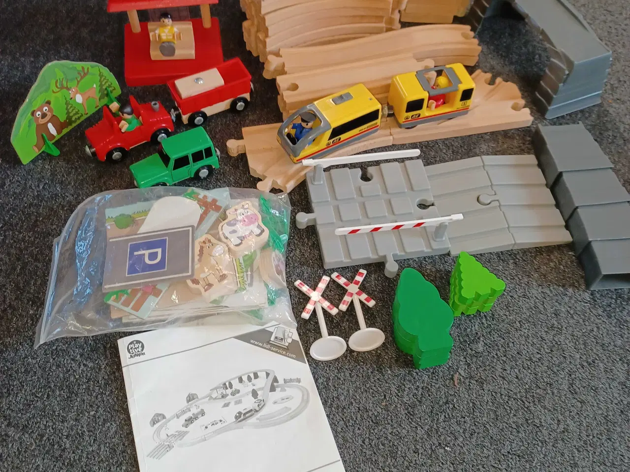 Billede 1 - Togbane med to elektriske tog