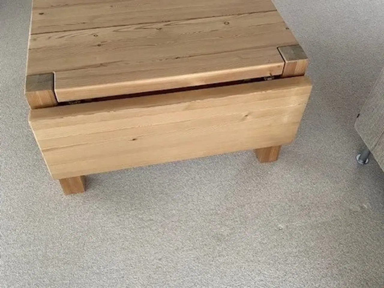 Billede 1 - Sofabord - massiv fyrtræ - m/plader i begge ender