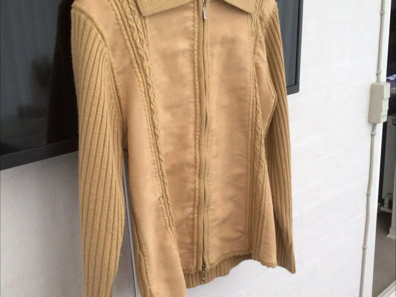 Billede 4 - Trøj med ruskind foran str.40