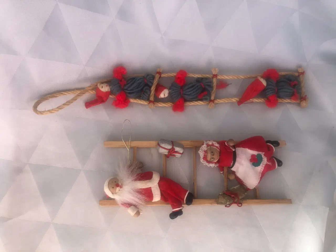 Billede 11 - 2 ældre julestiger med nisser til ophæng