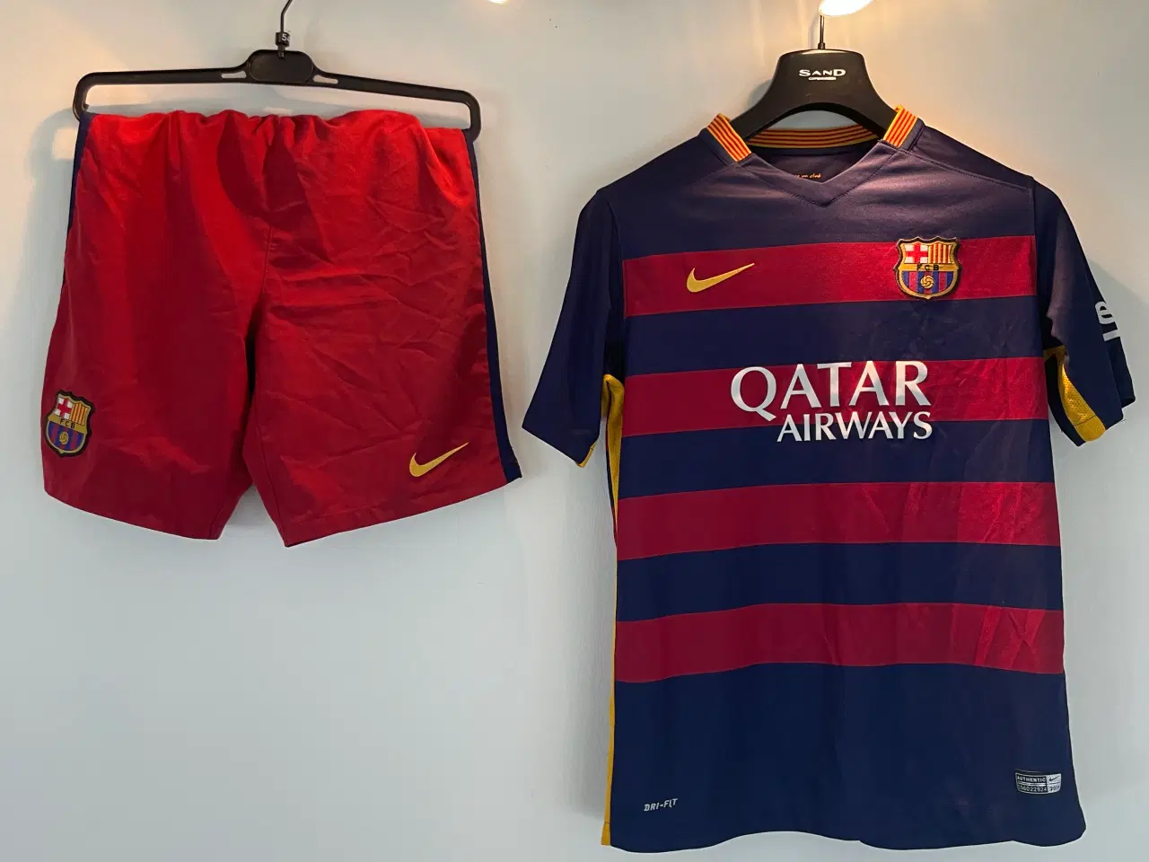 Billede 1 - Barcelona fodboldtrøjer og sæt