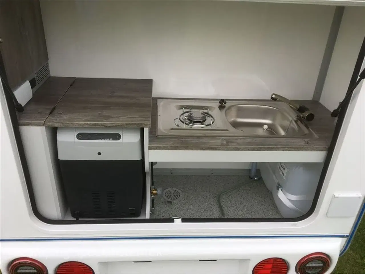 Billede 8 - 2025 - Tomplan Mini Tommy De-Luxe   Tomplan Mini Tommy De-Luxe med bremser, køkken, køleskab, vandtank, gasblus og mm.  Hos Camping-Specialisten.dk Aarhus