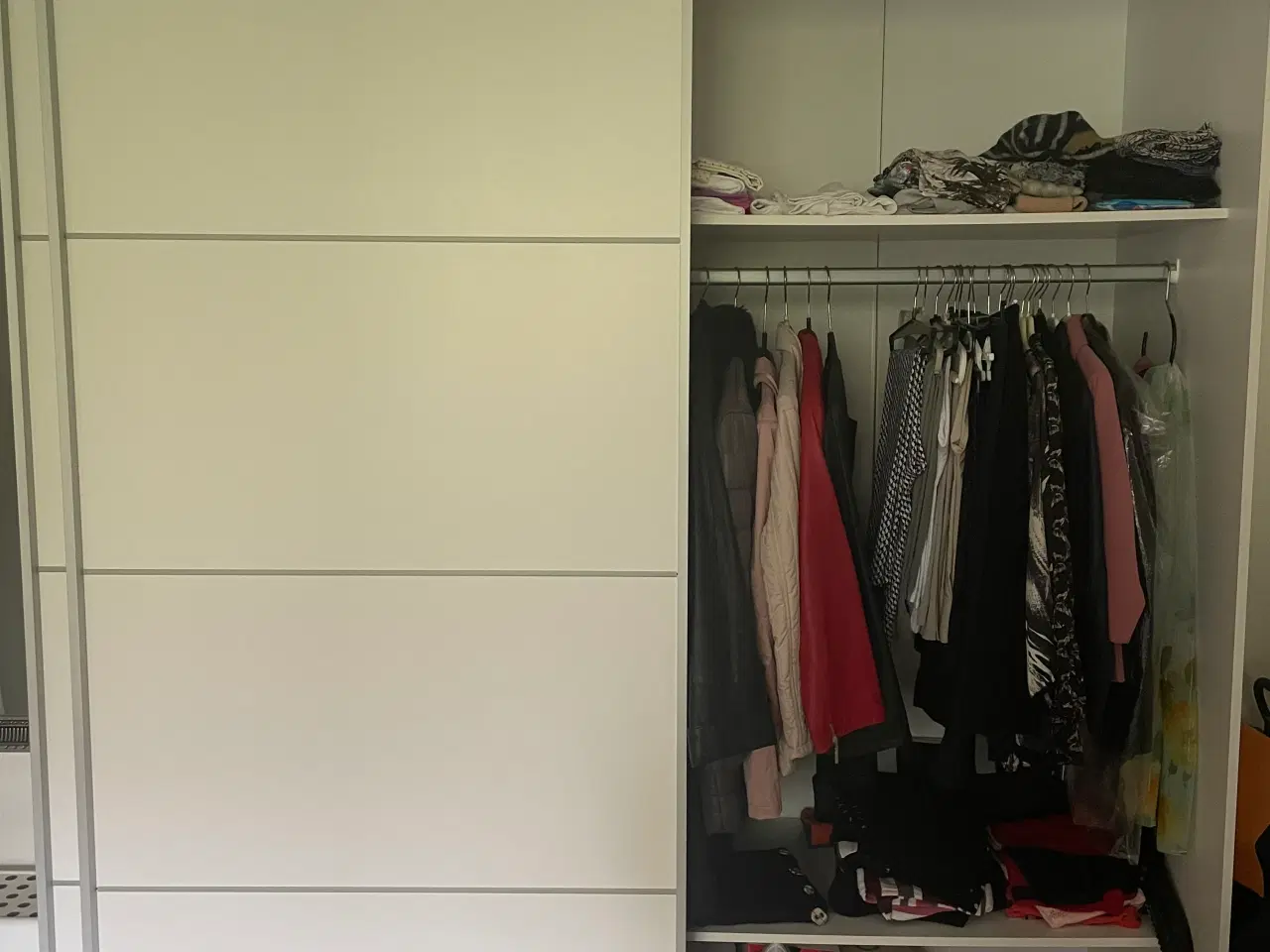 Billede 2 - Klædeskab med skydelåger 