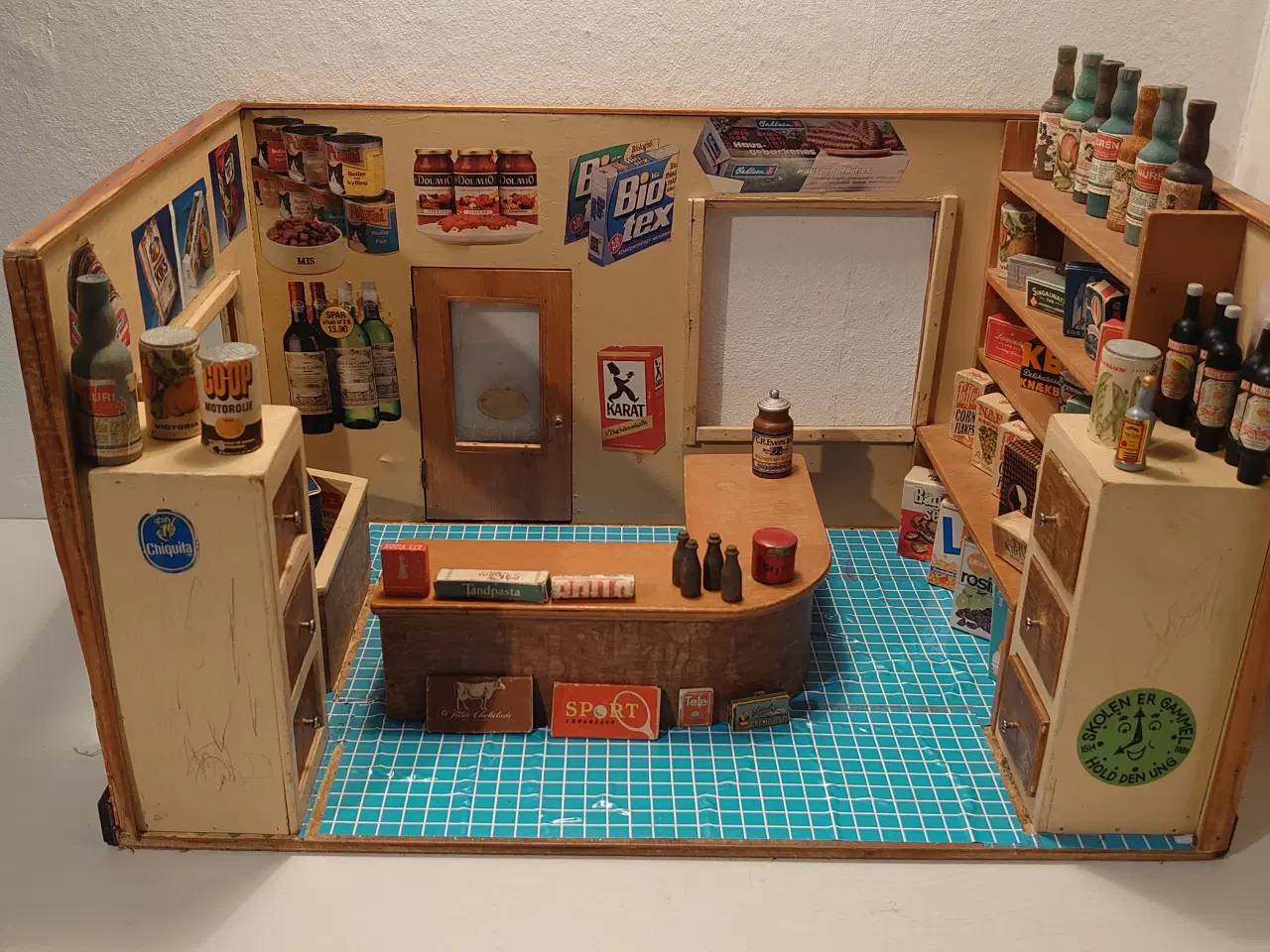 Billede 1 - Stor gammel købmandsbutik m. 53 varer i træ og pap
