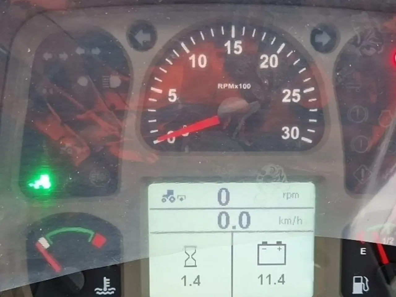 Billede 19 - Case IH Farmall 75 A Med frontlift og koblingsfrit vendegear og brede hjul.