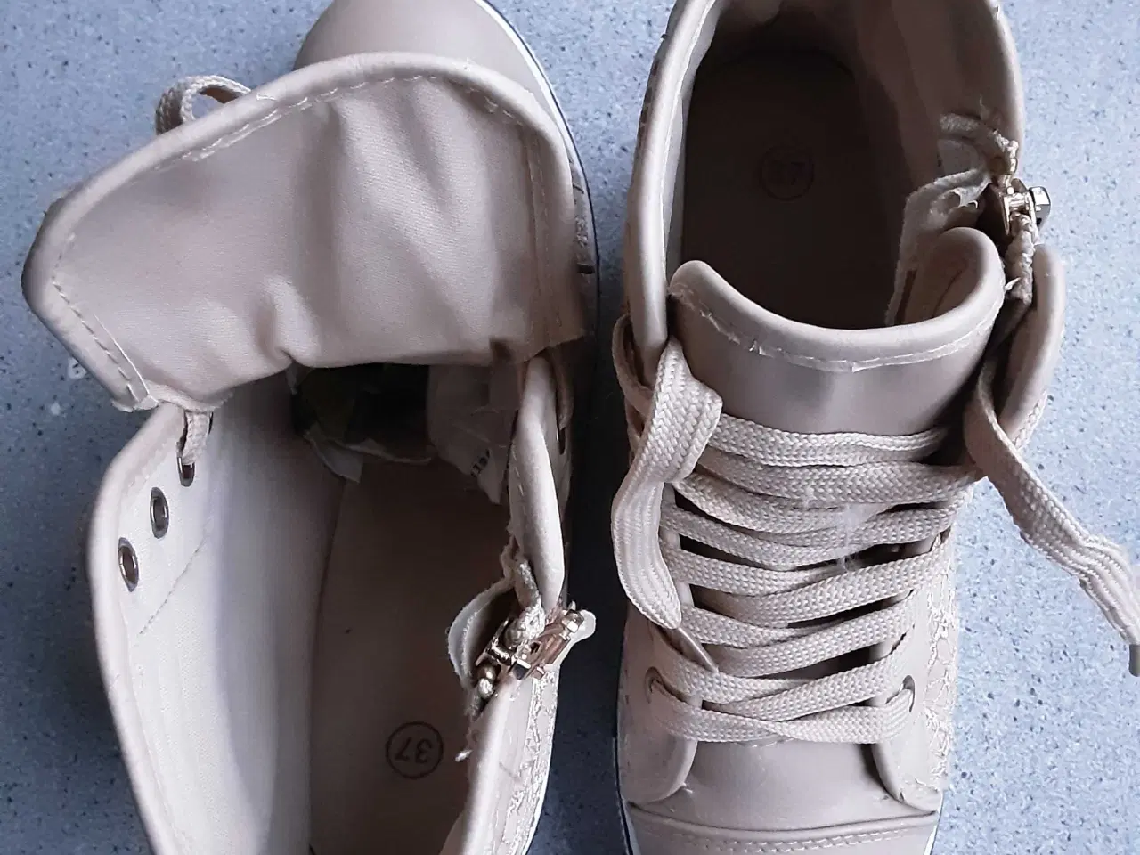 Billede 6 - Beigefarvet sko.