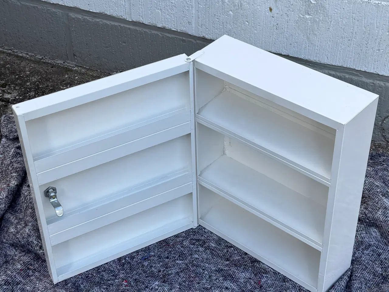 Billede 10 - IKEA medicinskab i metal m. lås og to nøgler.