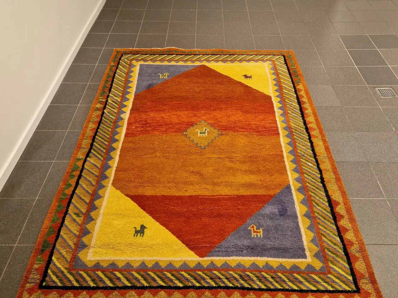 Billede 8 - Flot farverigt tæppe.