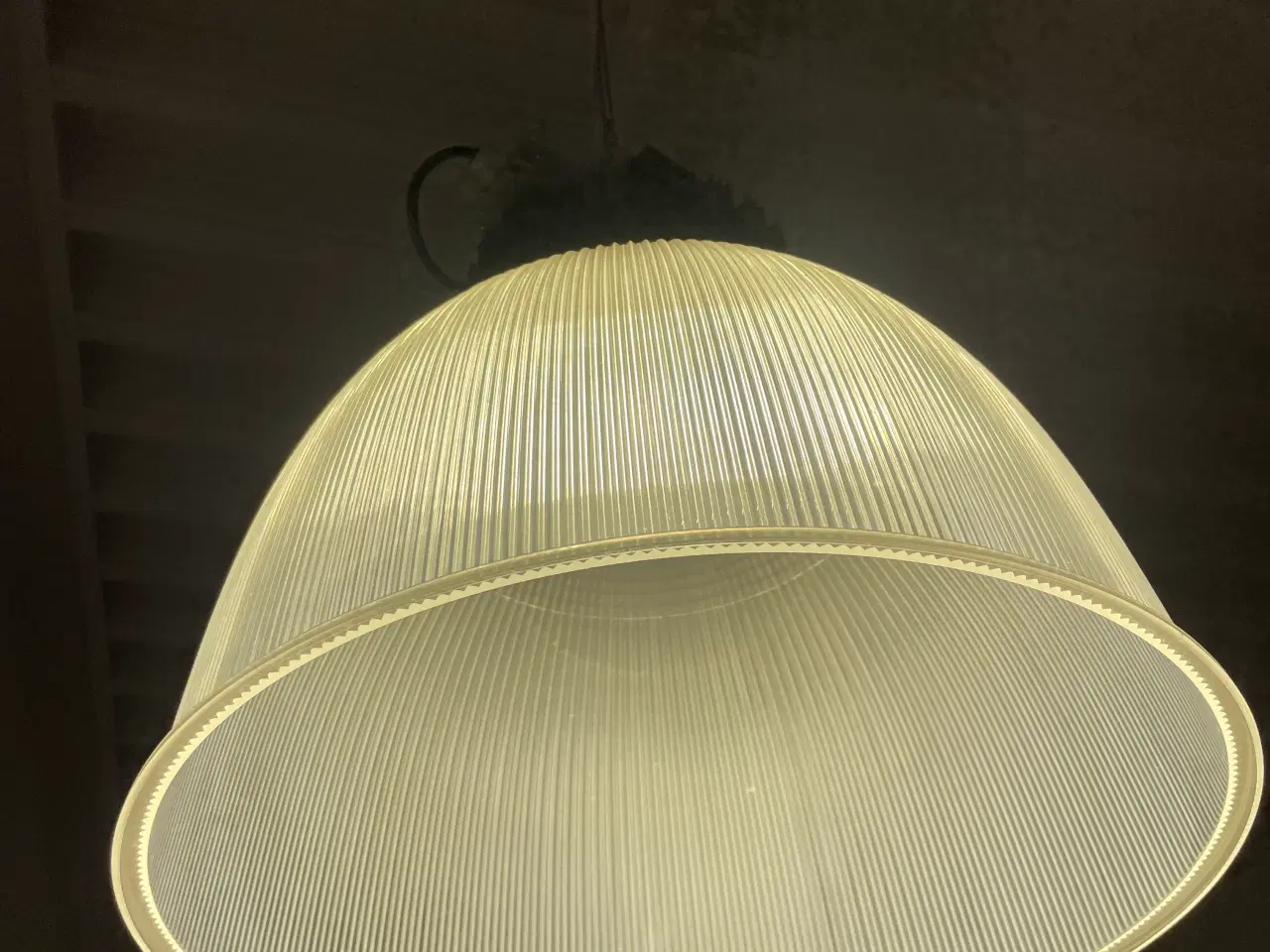 Billede 1 - Loftlampe i klar plast med ribbet mønster