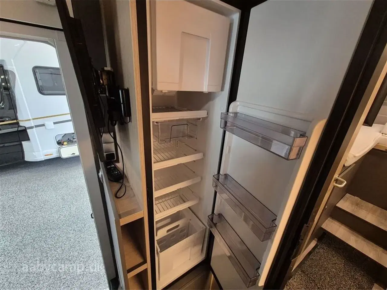 Billede 15 - 2023 - LMC Tourer H730 G Lift   Markise. solcelle. 200Ah lithium. 2000w inverter. 2x tv. Avara alarm. gulvtæppe. kompressor køleskab. Thetford ovn. gulvarme. undervognsbehandlet og lakforseglet.