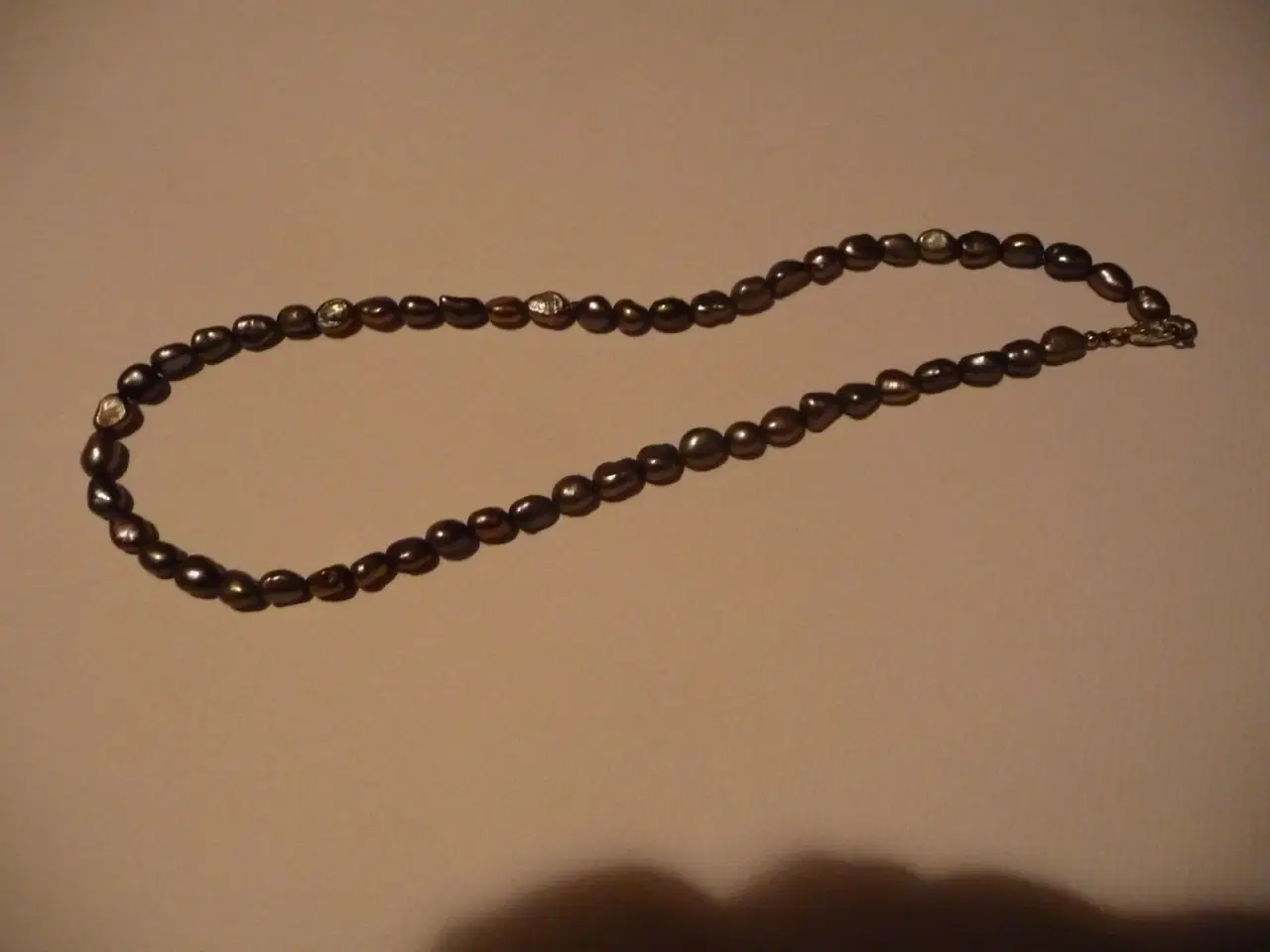 Billede 1 - halskæde af natur perler 42 cm.