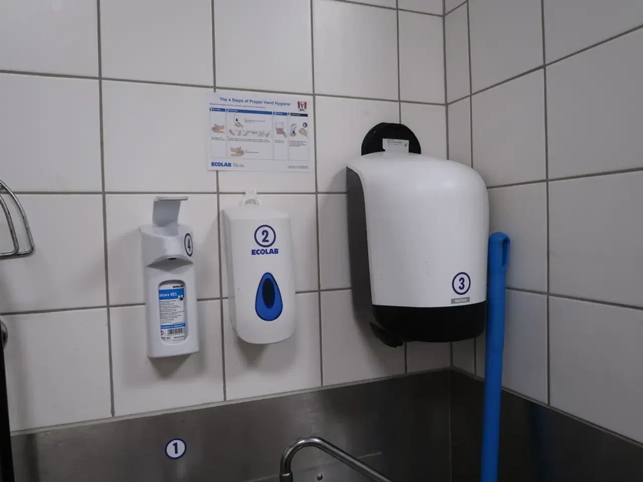 Billede 2 - Vaskestation, papirdispenser, sæbedispenser m.m.