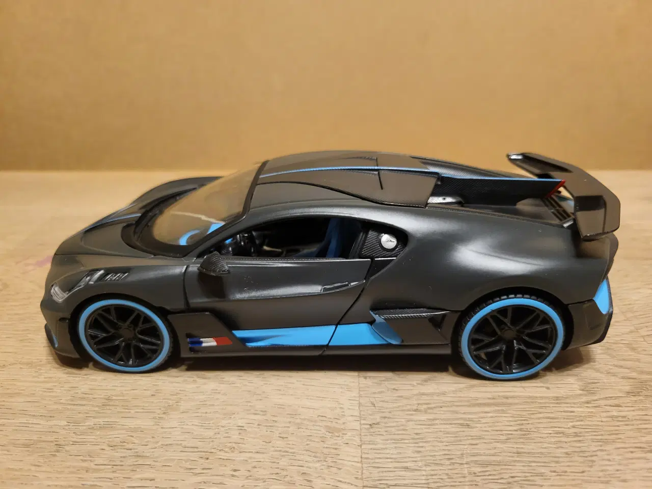 Billede 2 - Modelbil, Bugatti Divo 2018, skala 1/24