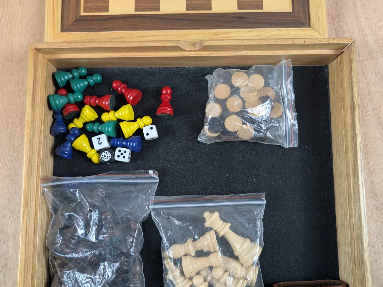 Billede 7 - Træ brætspilssæt med fem klassiske spil