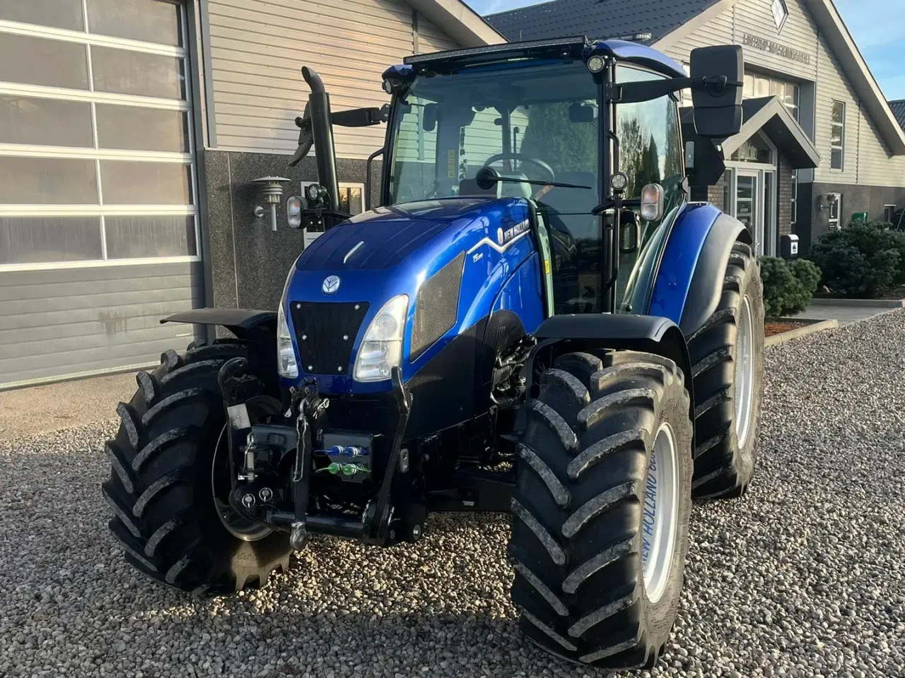 Billede 13 - New Holland T5.100 Blue Power udstyrs model, med brede hjul, frontlift og ekstra lys.