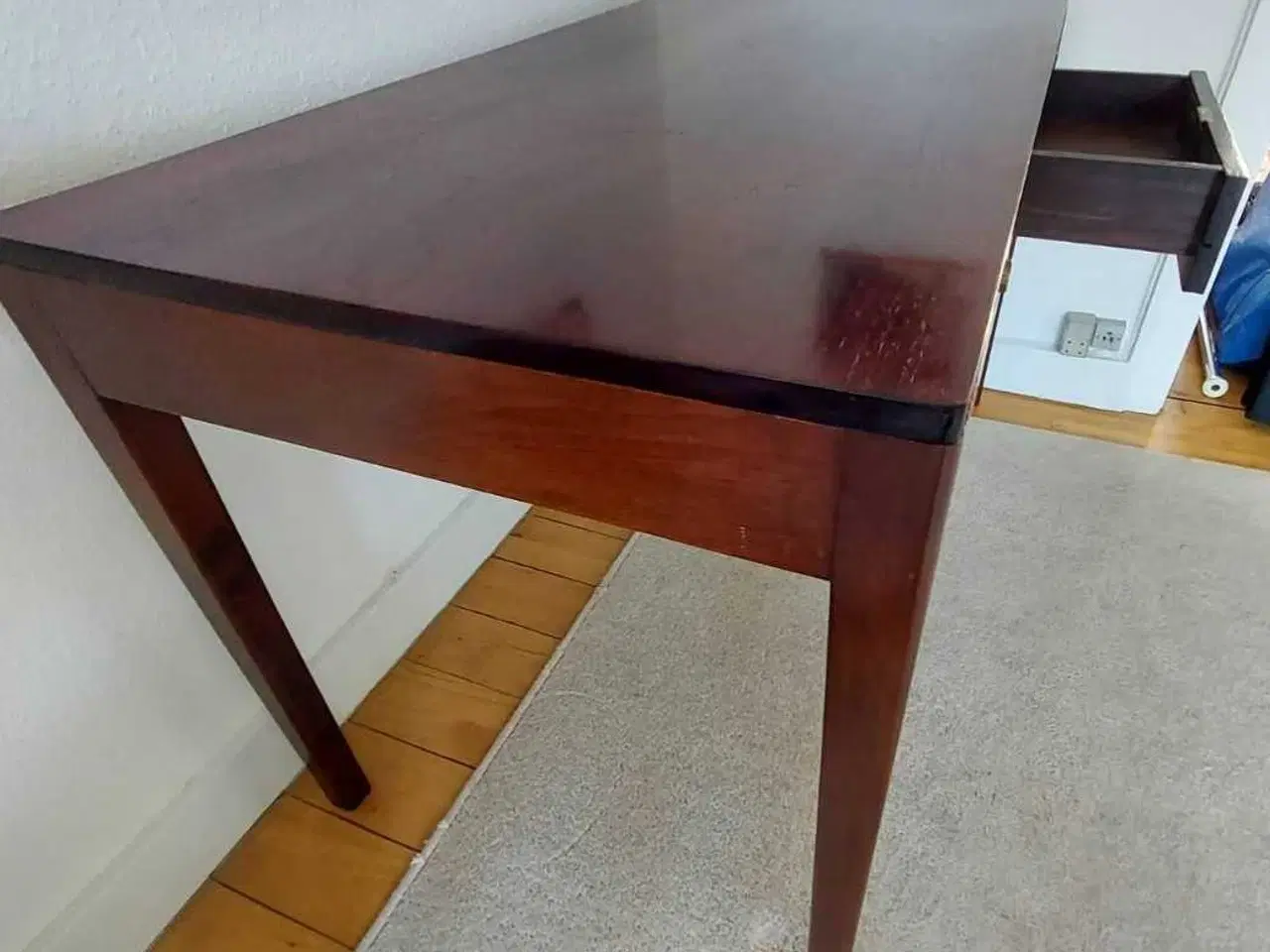Billede 3 - Skrivebord i træ i mørkebrun finish
