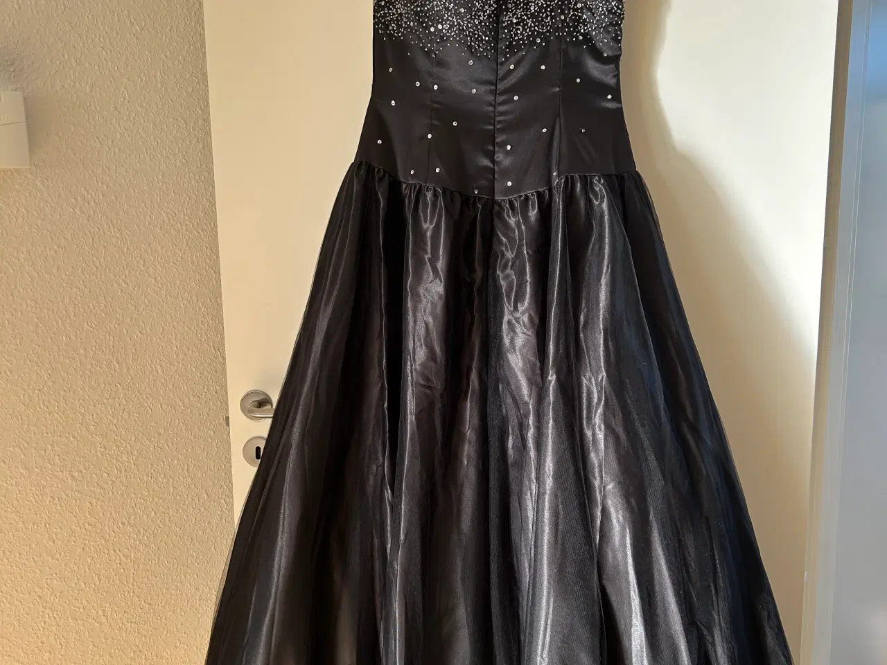 Billede 14 - Elegant sort gallakjole med håndsyede pailletter