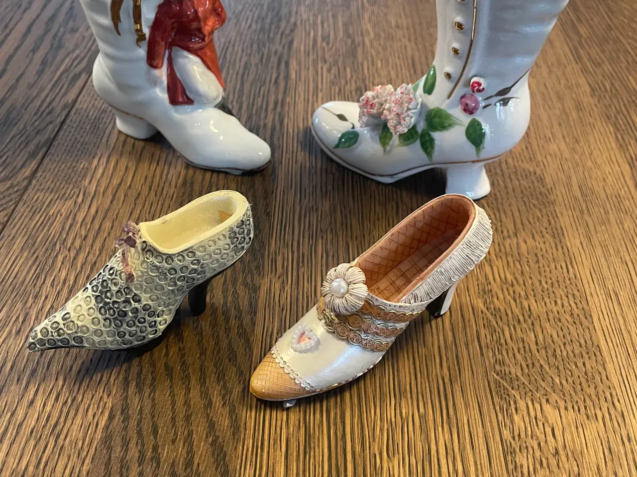 Billede 1 - Små porcelæns støvler og sko sælges.