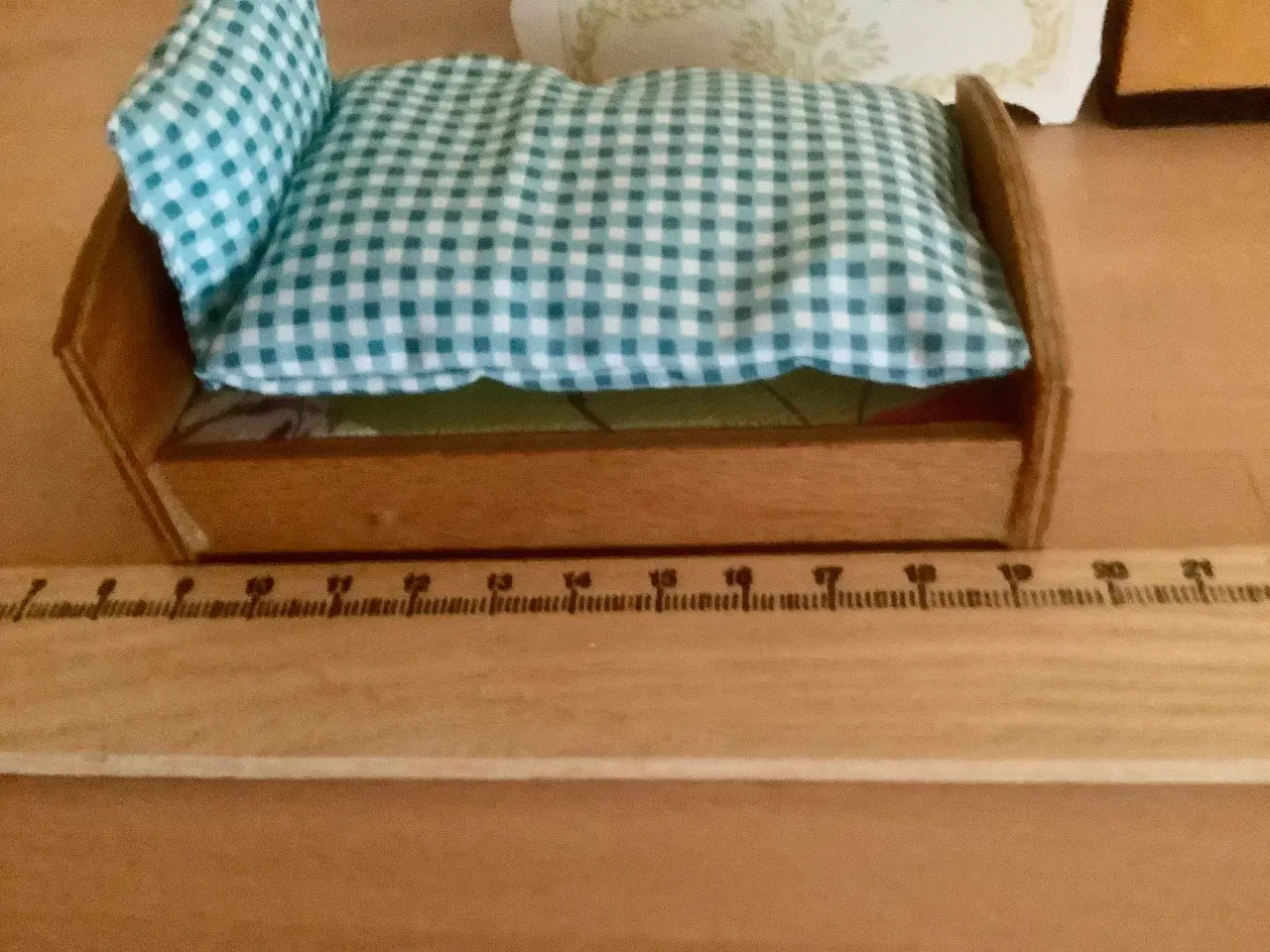 Billede 4 - Dukkehus senge i træ sælges samlet.
