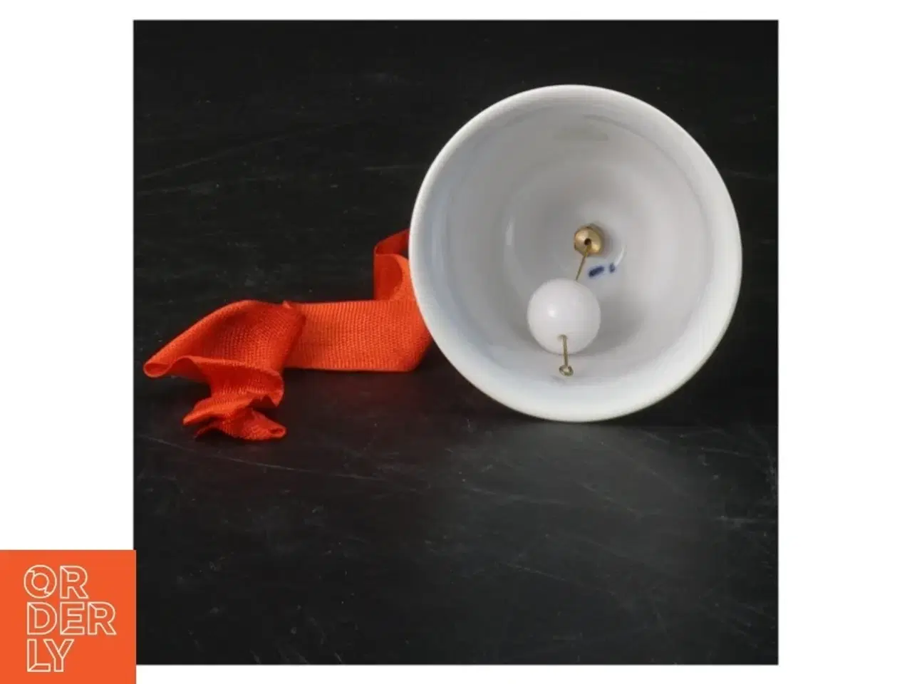 Billede 2 - Porcelænsklokke med rød snor fra B&G (str. 8x7 cm)