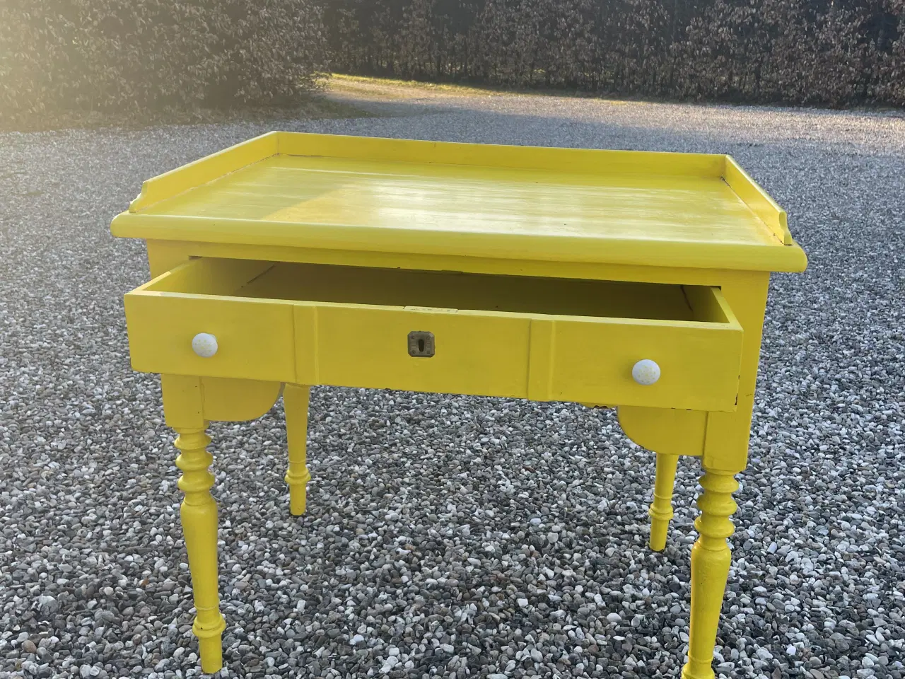 Billede 2 - Gammelt skrivebord, med kant