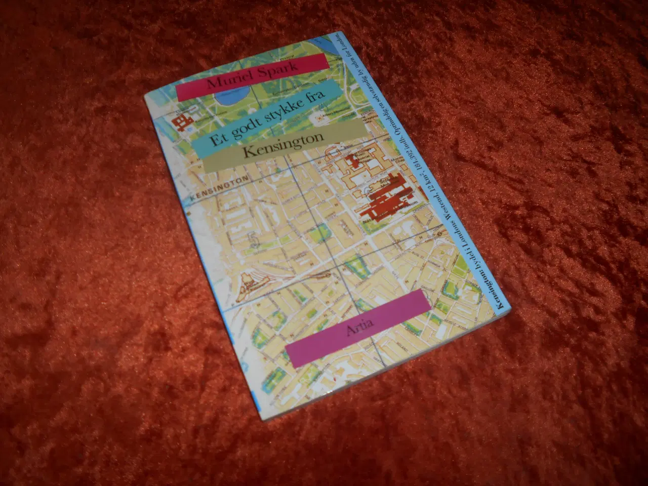 Billede 1 - Et godt stykke fra Kensington, Muriel Spark