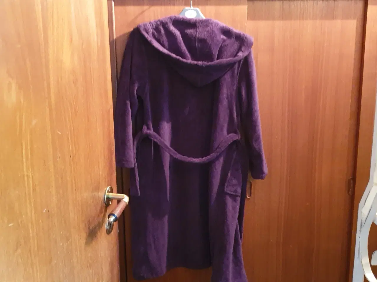 Billede 3 - GRATIS Hoodie kjoler-badekåbe-sandaler Se 4 fotos