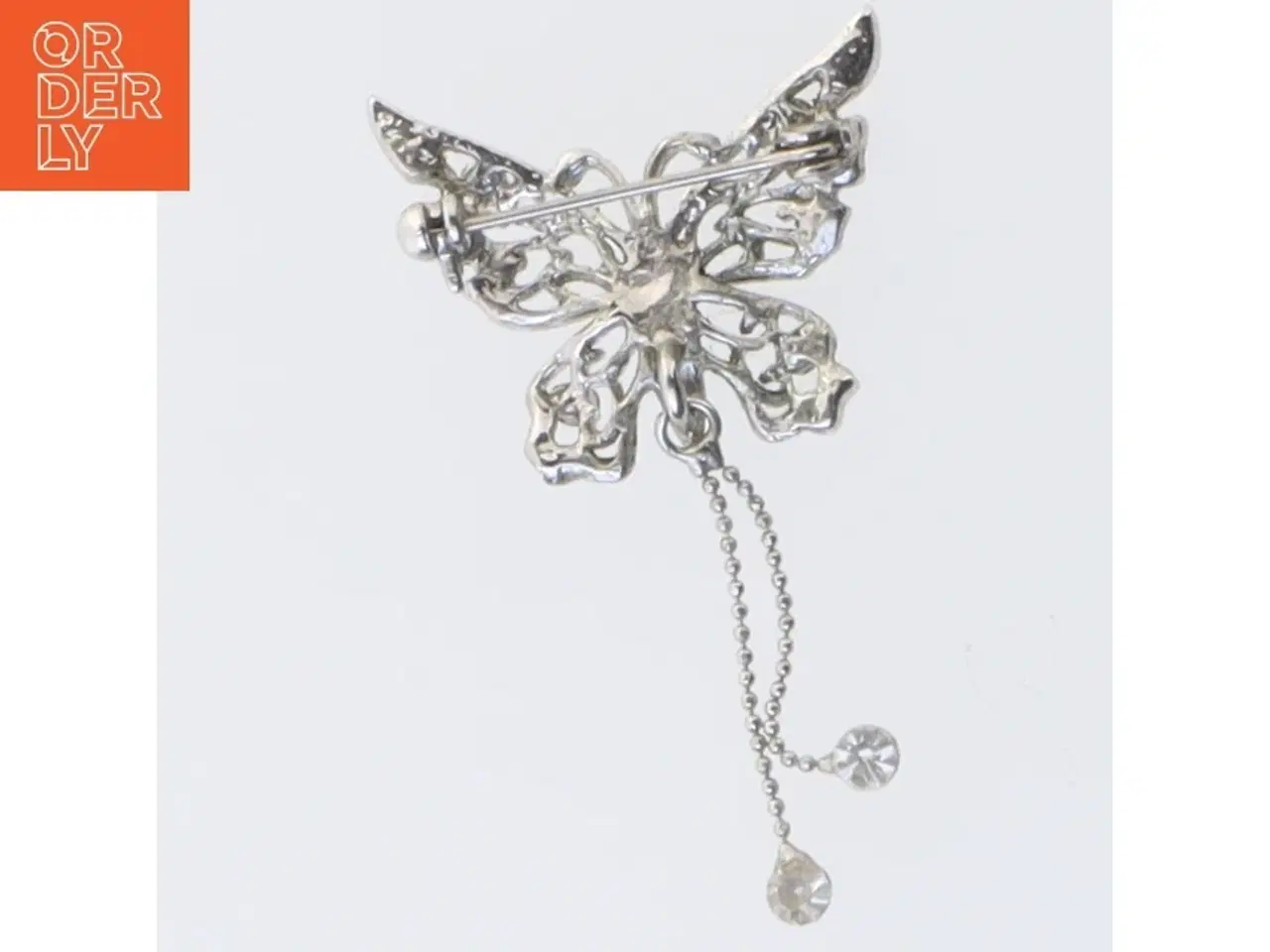 Billede 3 - Sølvfarvet broche med sommerfugledesign (str. 3 cm)