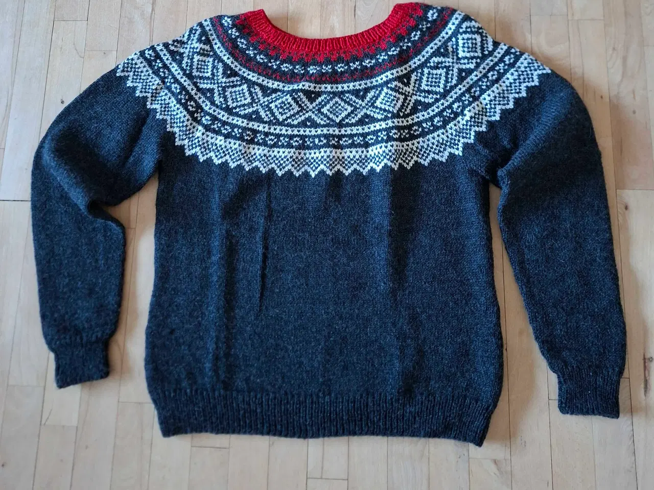 Billede 1 - Ny Håndstrikket uldsweater 
