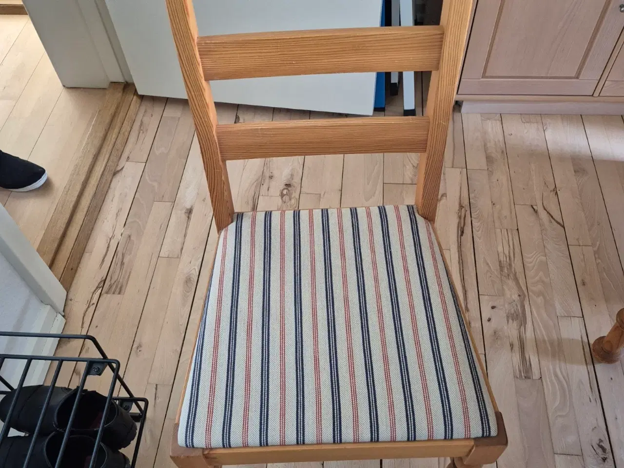 Billede 9 - Spisestue bord/stole/skænk/spejl fyrretræ