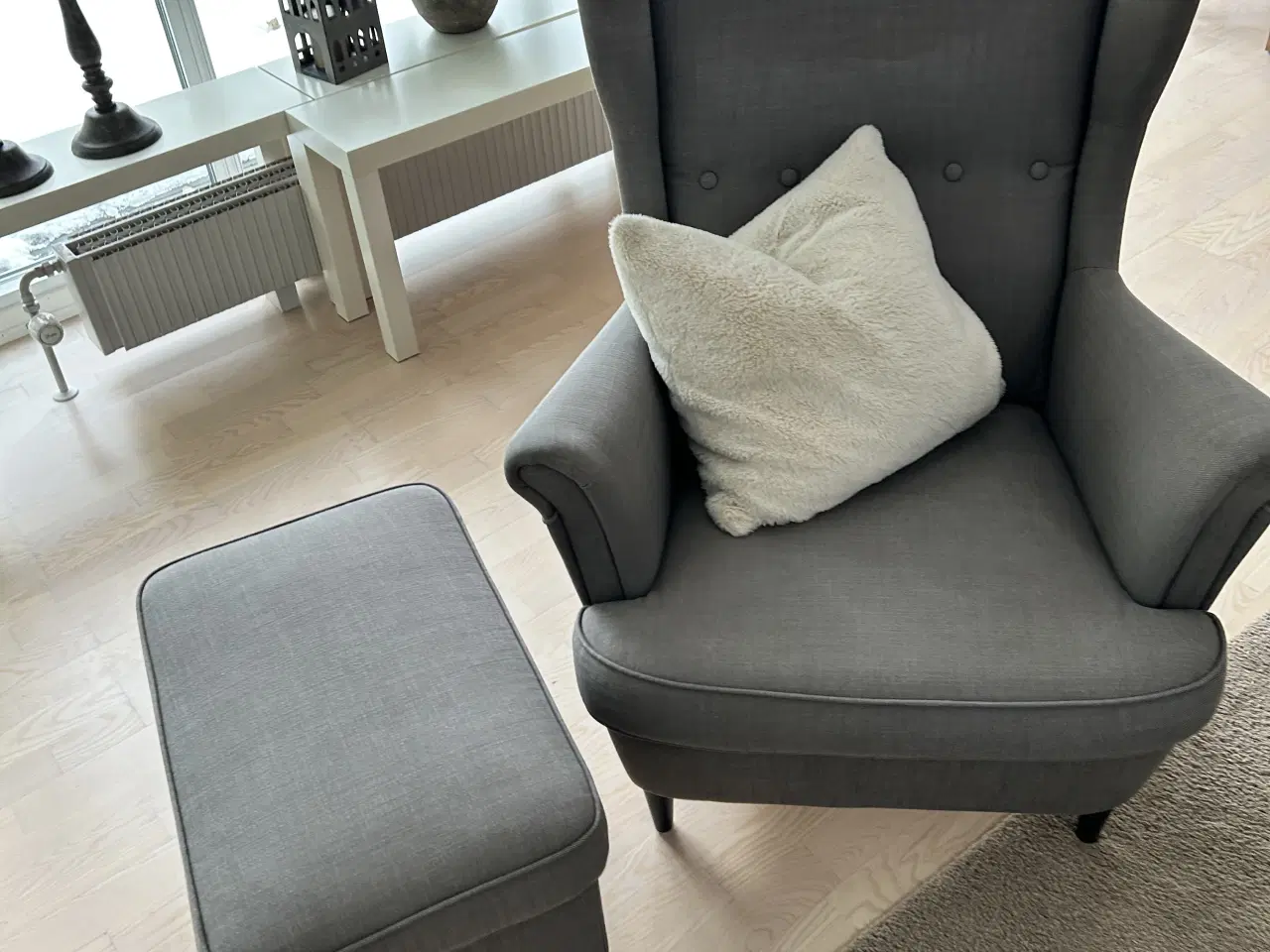 Billede 1 - Øreklap lænestol  med grå betræk incl. fodskammel