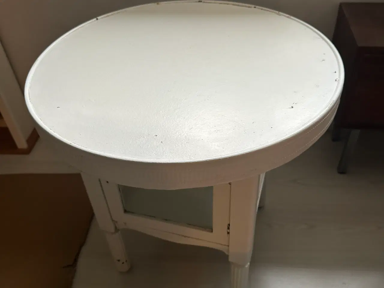 Billede 2 - Antikt hvidt træbord med glasskab