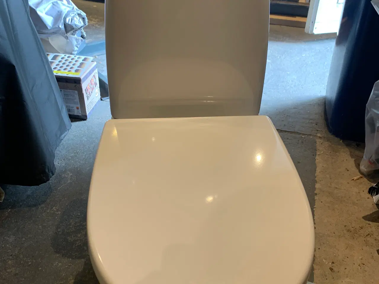 Billede 2 - Hvidt toilet incl. toiletbræt
