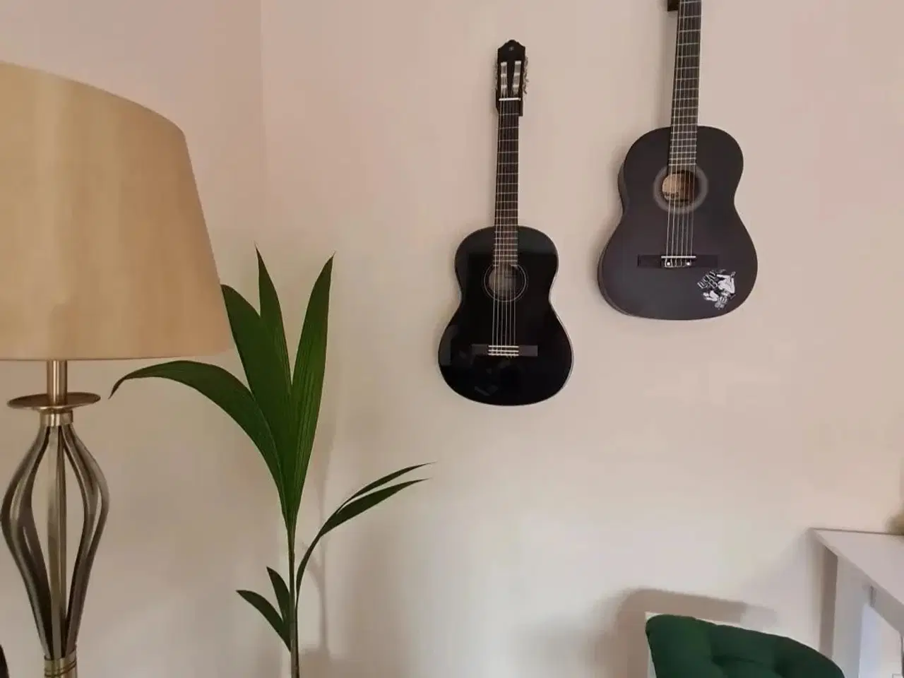 Billede 2 - Vægbeslag til guitar, 2 stk