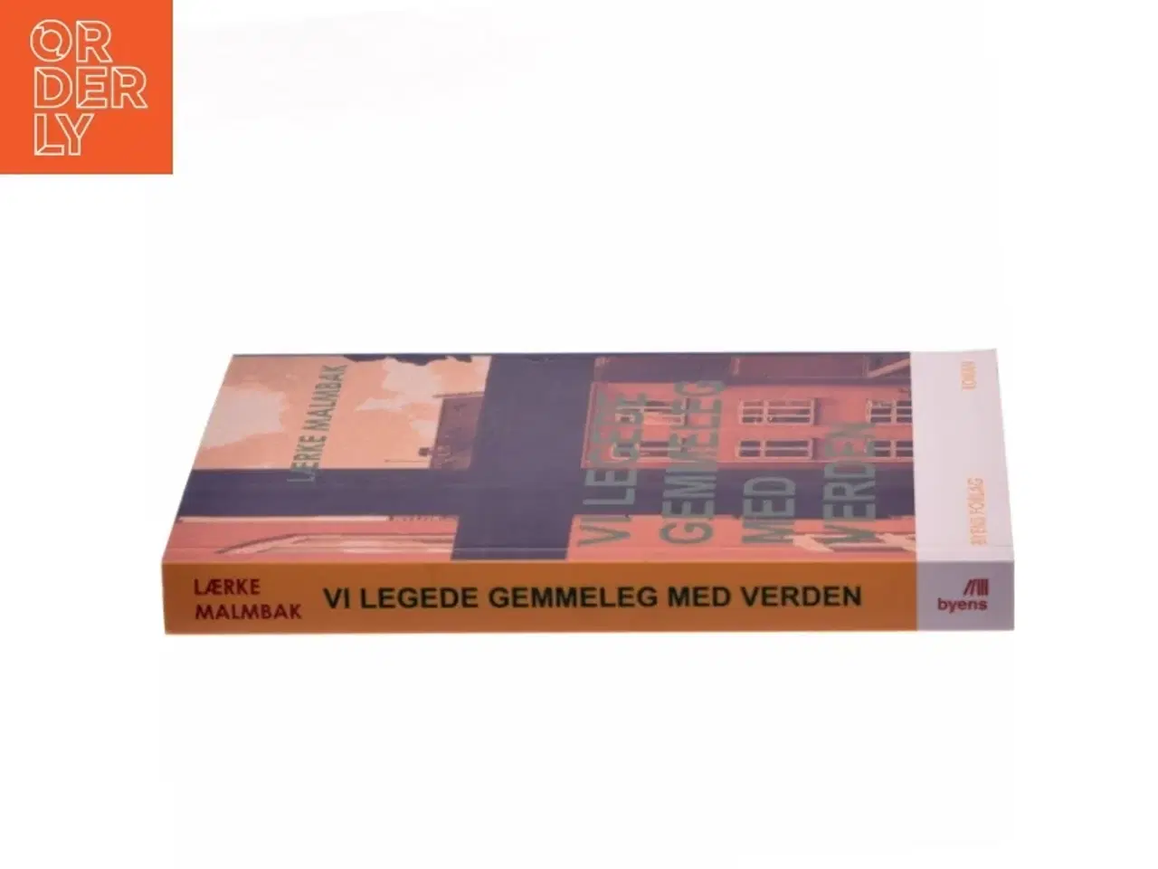 Billede 2 - Vi legede gemmeleg med verden : roman af Lærke Malmbak (Bog)