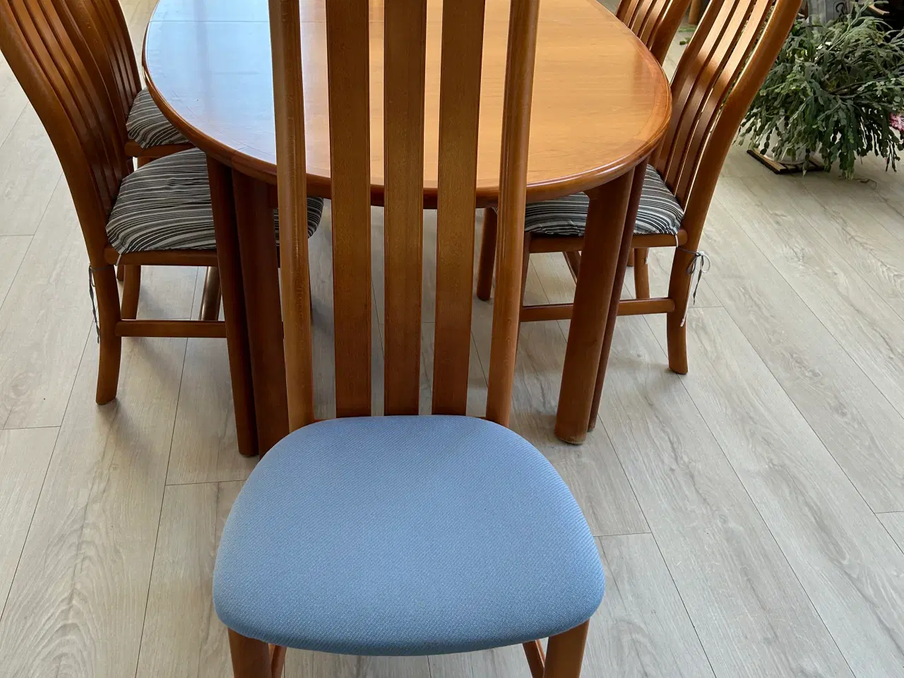 Billede 2 - Stort spisebord i kirsebær + 6 stole. Skovby.