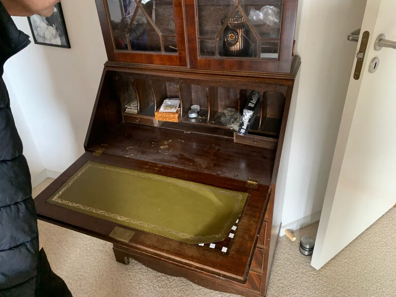 Billede 1 - Sekretær med vitrine og skuffer