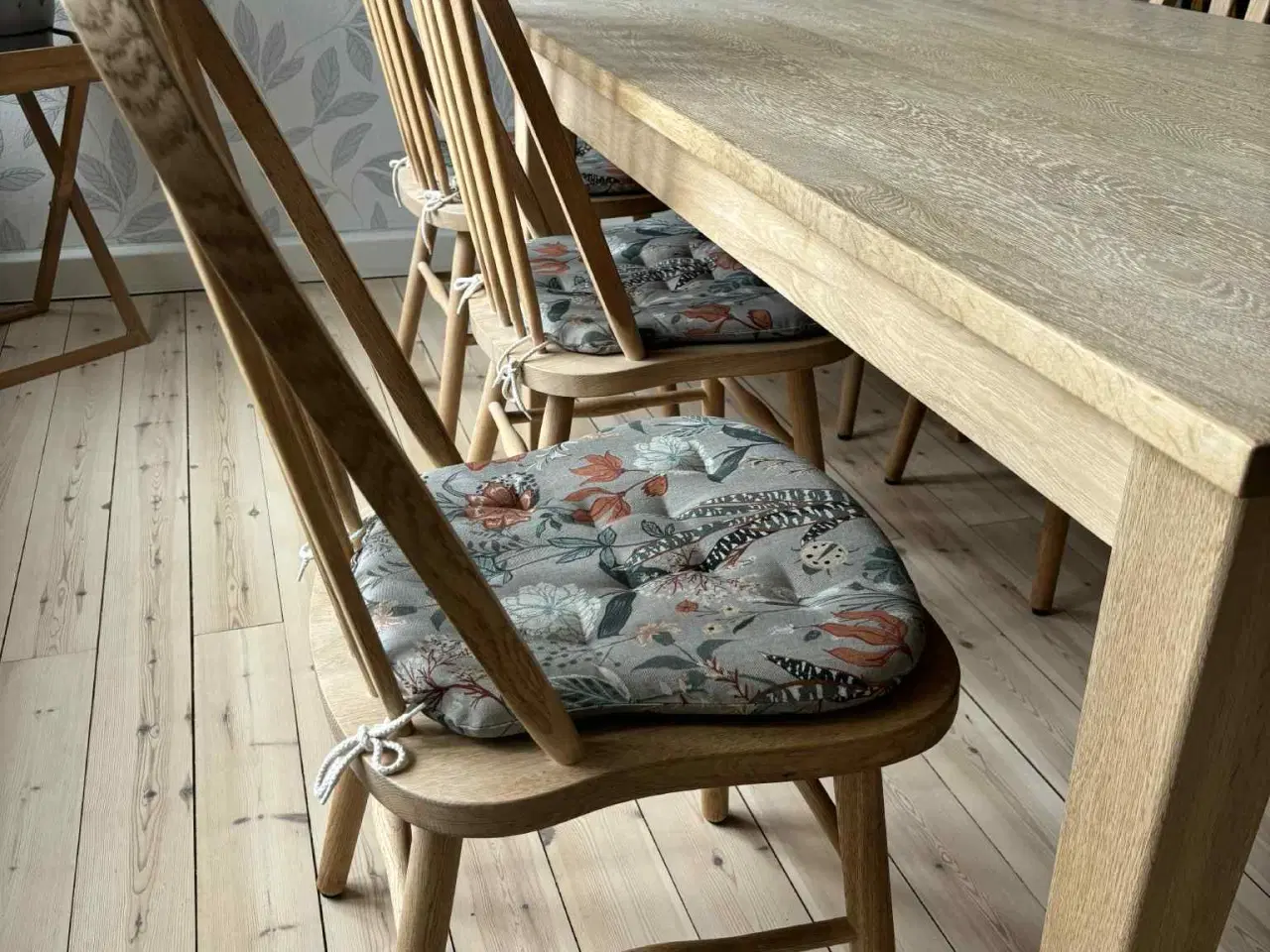 Billede 3 - Spisebord m 6 stole sæbebehandlet eg