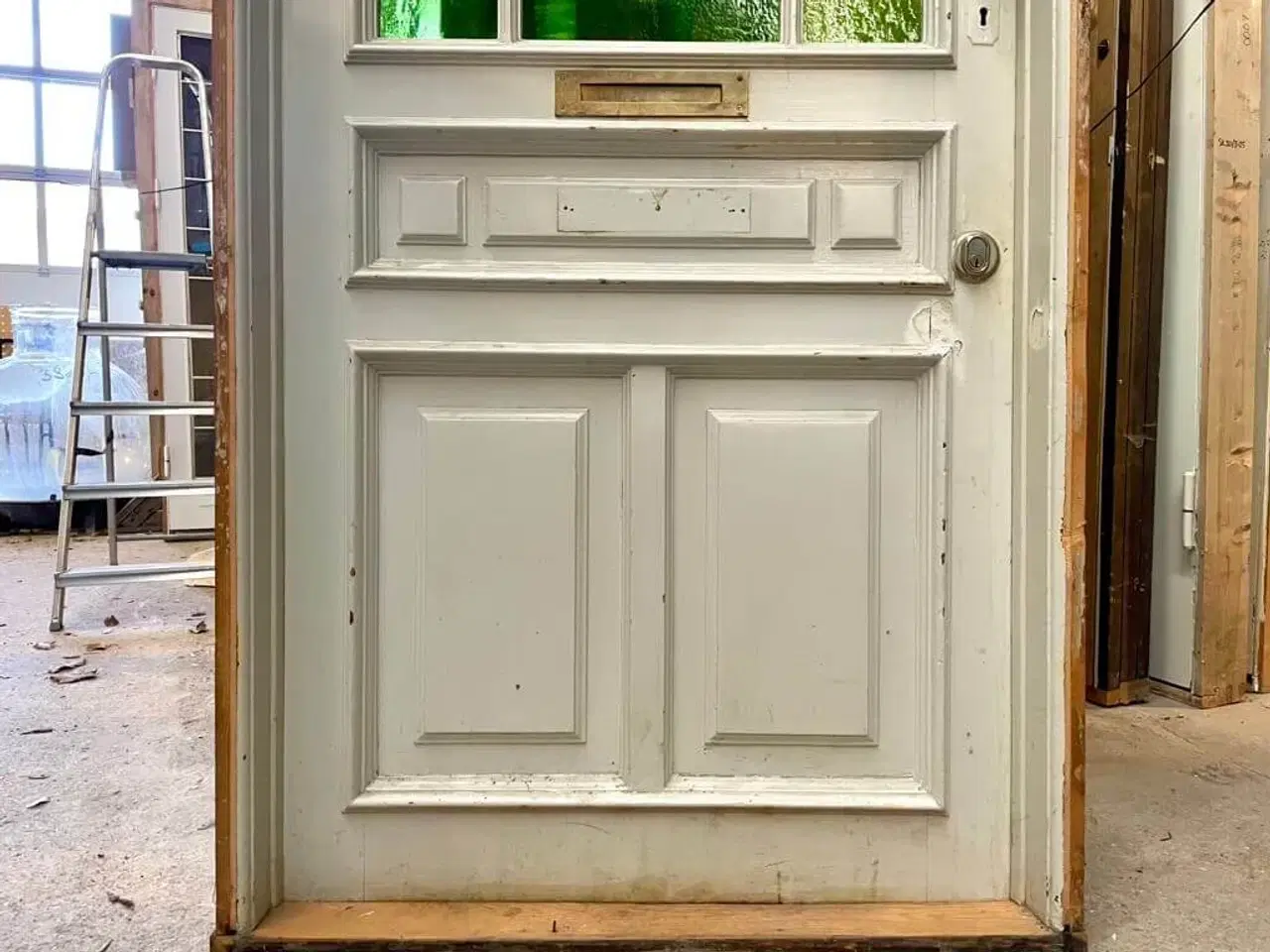 Billede 4 - Højrehængt opgangsdør fra 1905 m. smukt glas