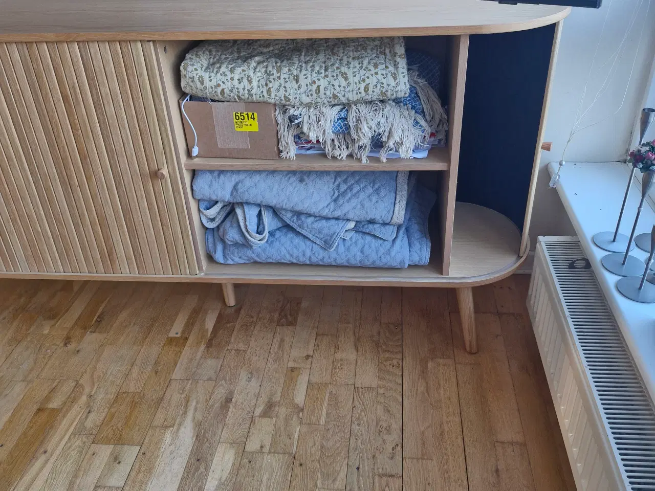 Billede 3 - Flot skænk med jalousi låger