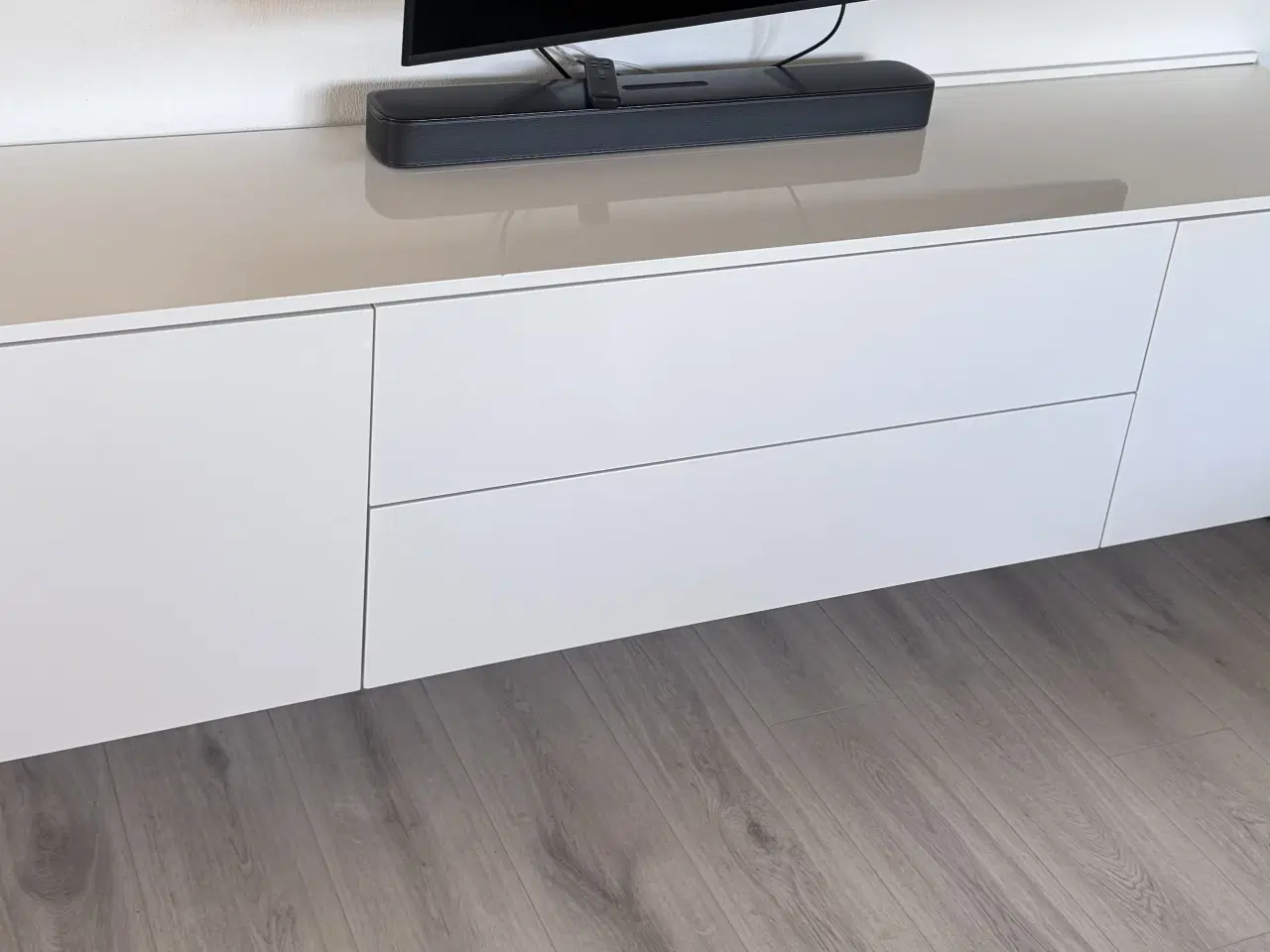 Billede 2 - Højglans hængeskænk – stilren (190 cm)