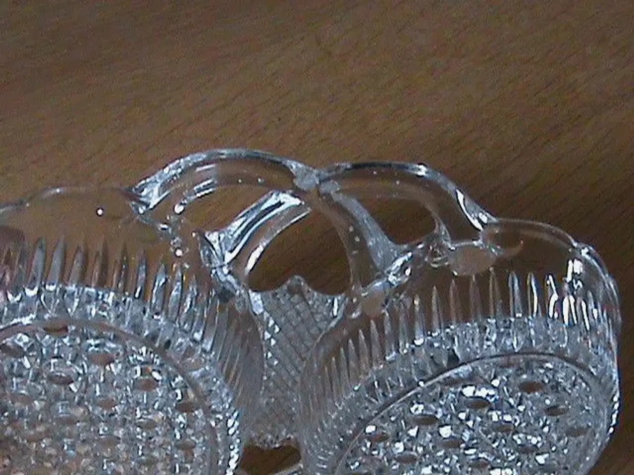 Billede 3 - Klar glas todelt skål med mønster i kant og bund